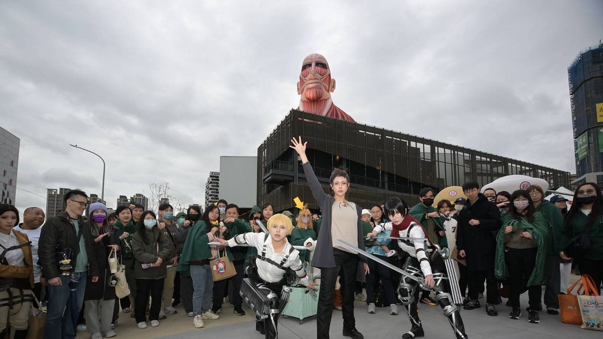 2025台灣燈會匯集超過500位粉絲,一起比出「獻出心臟」招牌手勢與超大型巨人裝置合照。(圖/桃園市政府觀旅局提供) 2025台灣燈會匯集超過500位粉絲,一起比出「獻出心臟」招牌手勢與超大型巨人裝置合照。(圖/桃園市政府觀旅局提供)