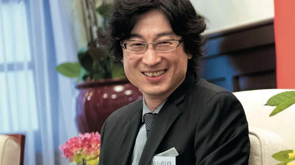 東山彰良因處理魔幻題材,陰錯陽差地選了故鄉台灣當小說背景。(總統府提供)