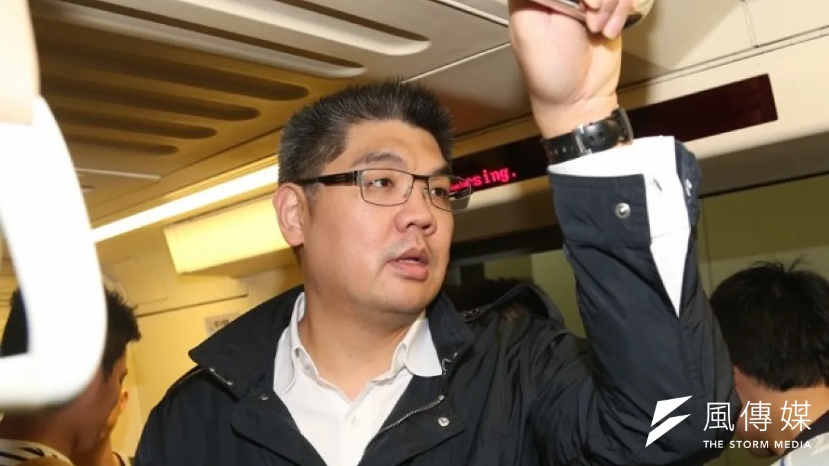 爭取台北市長選舉國民黨提名的連勝文16日捷運談政見,卻引起不符捷運謝絕選舉活動的規矩而惹議。(吳逸驊攝)