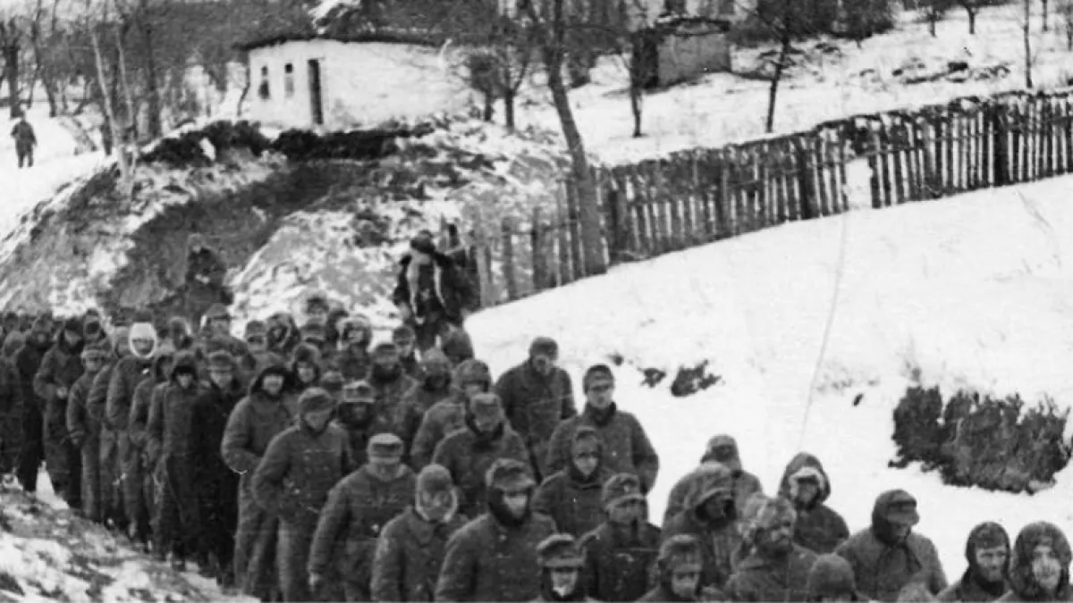柯爾遜-契爾卡塞口袋中被俘德軍在紅軍監視下後送。(資料照,取自Wikimedia Commons)