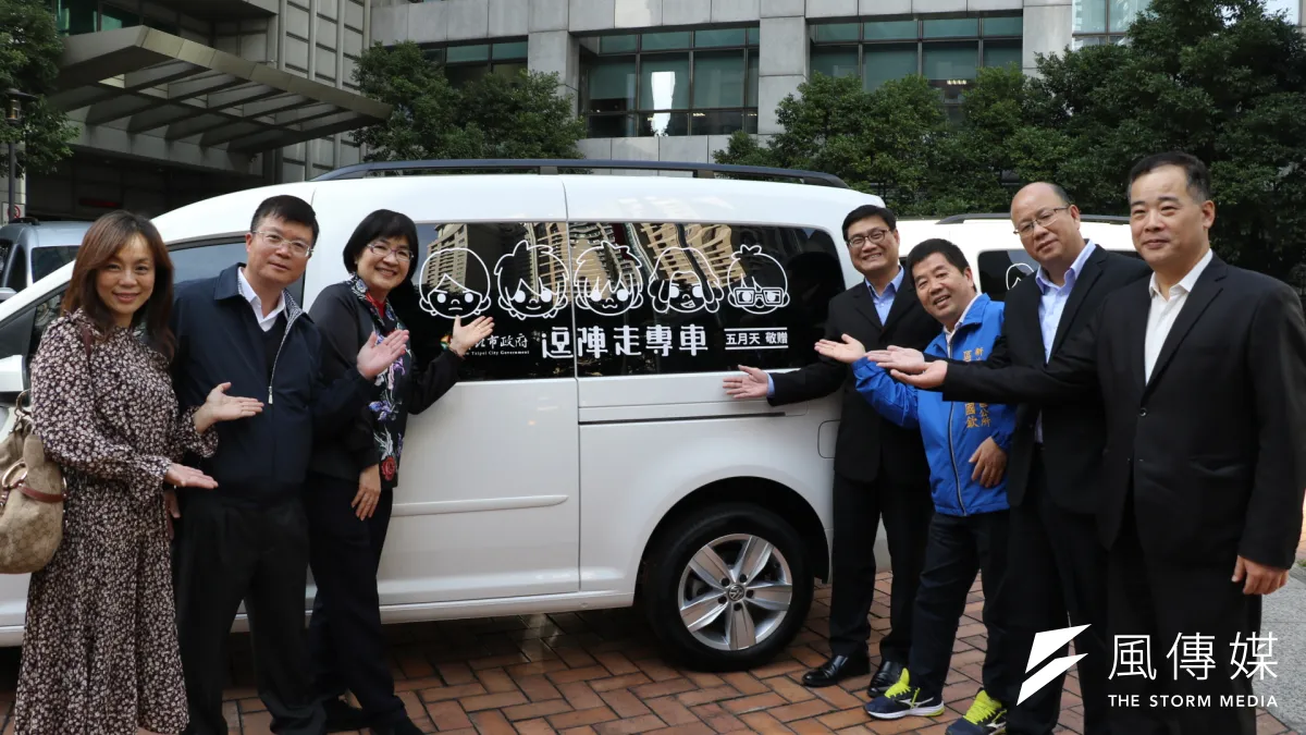 社會局長張錦麗與貢寮區長施玉祥、石碇區長洪崇璉、坪林區長施明慧、金山區長陳國欽、瑞芳區長王坤南、雙溪區長藍瑞珉等人與五月天捐贈的專車合影。(圖/新北市社會局提供)