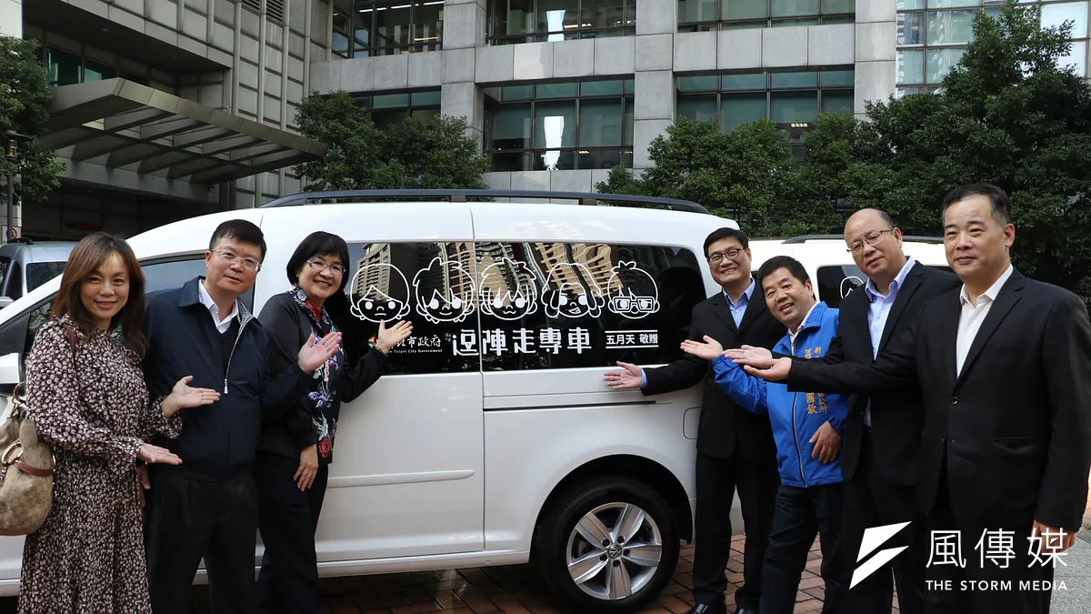 社會局長張錦麗與貢寮區長施玉祥、石碇區長洪崇璉、坪林區長施明慧、金山區長陳國欽、瑞芳區長王坤南、雙溪區長藍瑞珉等人與五月天捐贈的專車合影。(圖/新北市社會局提供) 社會局長張錦麗與貢寮區長施玉祥、石碇區長洪崇璉、坪林區長施明慧、金山區長陳國欽、瑞芳區長王坤南、雙溪區長藍瑞珉等人與五月天捐贈的專車合影。(圖/新北市社會局提供)