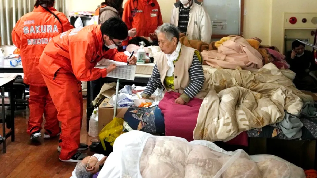 有災民透露,災區或避難所裡,皆有不少老人與小孩,除了缺水、缺糧以外,點燃煤油暖爐的燃料也相當缺乏。(圖/美聯社)