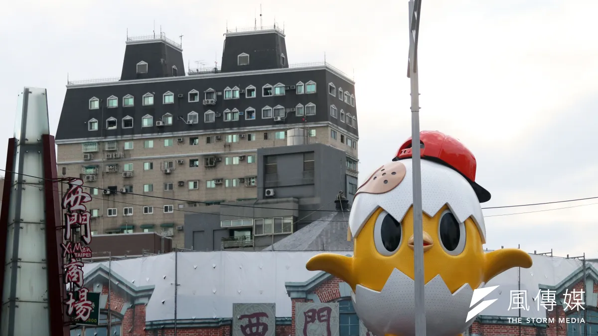 台北燈節主燈「小奇雞」被路燈桿擋住可愛面貌,北市府工務局將在4日上午拆除。(蘇仲泓攝)