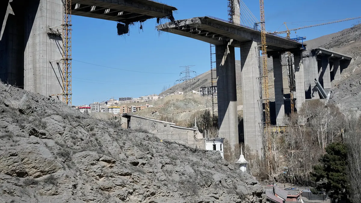 位於伊朗艾布士省卡拉吉市的B1大橋已遭美以聯軍兩度空襲。(美聯社)