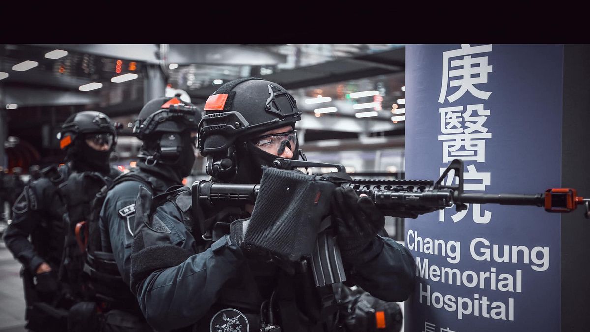 警方25日凌晨在桃園捷運長庚醫院站實施高強度「無劇本演練」,持續精進反恐應處作為。(取自NPA署長室臉書) 警方25日凌晨在桃園捷運長庚醫院站實施高強度「無劇本演練」,持續精進反恐應處作為。(取自NPA署長室臉書)