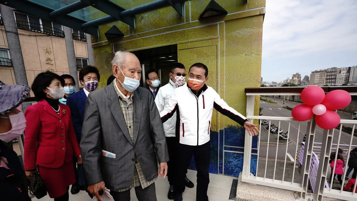 新北市長侯友宜親切與長者互動。(圖/新北市水利局提供) 新北市長侯友宜親切與長者互動。(圖/新北市水利局提供)