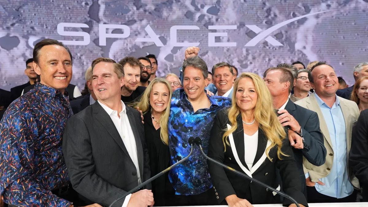 2026年6月12日,紐約納斯達克交易所,SpaceX員工在首次公開發行(IPO)的敲鐘儀式上慶祝。(美聯社)