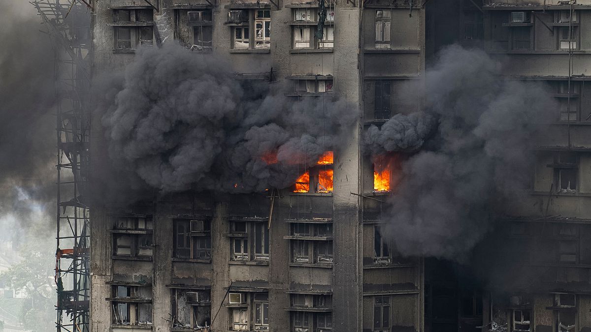 香港63年來最慘大火總整理》宏福苑7棟燒成「火瀑布」!垂直生活避難失靈,數百人失聯誰來負責