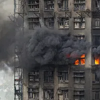 新界・大埔に位置する香港政府支援の自宅購入計画の一環「宏福苑」。高層で戸数が密集した造りは、土地の限られた香港が「上へ伸びる」ことで住まいを確保してきた現実を映し出すが、今回の宏福苑火災では、その空間構造が火勢を隣接棟へ一気に広げる致命的な弱点として噴き出した。(写真/AP通信) 新界・大埔に位置する香港政府支援の自宅購入計画の一環「宏福苑」。高層で戸数が密集した造りは、土地の限られた香港が「上へ伸びる」ことで住まいを確保してきた現実を映し出すが、今回の宏福苑火災では、その空間構造が火勢を隣接棟へ一気に広げる致命的な弱点として噴き出した。(写真/AP通信)