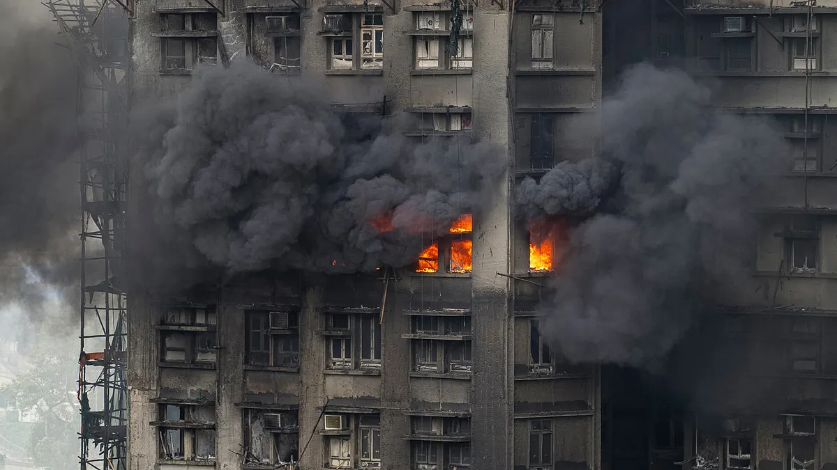 新界・大埔に位置する香港政府支援の自宅購入計画の一環「宏福苑」。高層で戸数が密集した造りは、土地の限られた香港が「上へ伸びる」ことで住まいを確保してきた現実を映し出すが、今回の宏福苑火災では、その空間構造が火勢を隣接棟へ一気に広げる致命的な弱点として噴き出した。(写真/AP通信) 新界・大埔に位置する香港政府支援の自宅購入計画の一環「宏福苑」。高層で戸数が密集した造りは、土地の限られた香港が「上へ伸びる」ことで住まいを確保してきた現実を映し出すが、今回の宏福苑火災では、その空間構造が火勢を隣接棟へ一気に広げる致命的な弱点として噴き出した。(写真/AP通信)