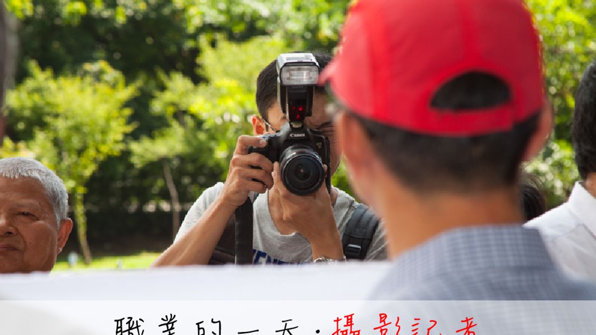 攝影記者在觀景窗內構想畫面,並按下快門。(圖/劉育志攝、吳偉立製) 攝影記者在觀景窗內構想畫面,並按下快門。(圖/劉育志攝、吳偉立製)