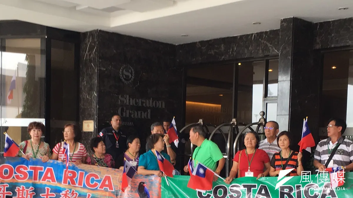 專程從哥斯大黎加前來巴國歡迎小英的台僑。(顏振凱攝)
