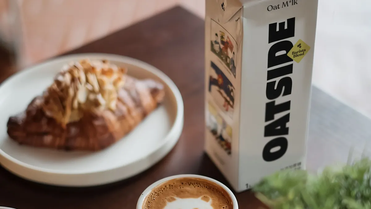 OATSIDE 職人燕麥植物奶香氣圓潤、風味平衡,讓每一杯植物奶拿鐵都順口到位,輕鬆喝出你的風格。(圖片來源:OATSIDE)