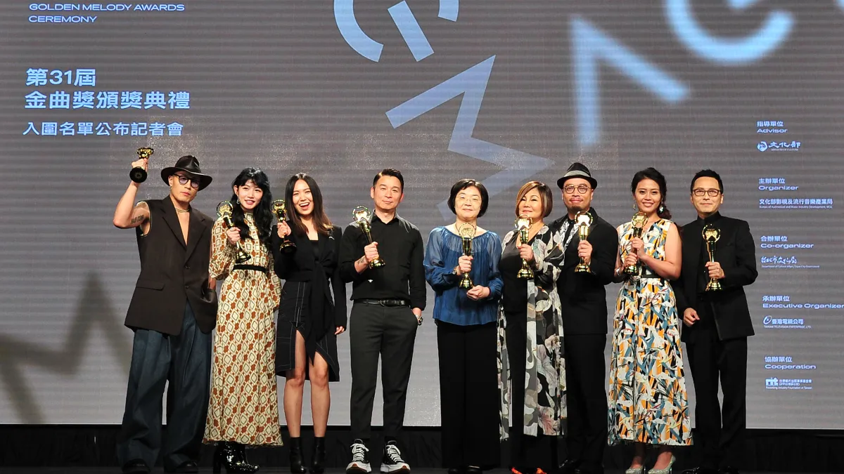 第31屆金曲獎入圍名單15日公布,由排灣族原民歌手阿爆以專輯《kinakaian 母親的舌頭》獲8項入圍成大贏家。圖為金曲獎評審團主席陳鎮川(左四)與揭獎嘉賓公布入圍名單。(台視提供)