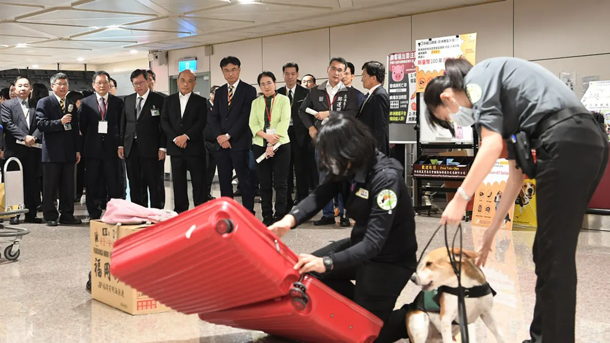 蘇貞昌當年回鍋上任閣揆的第一天便視察桃園機場,力求將非洲豬瘟疫情防堵在國門外。(資料照,行政院提供)