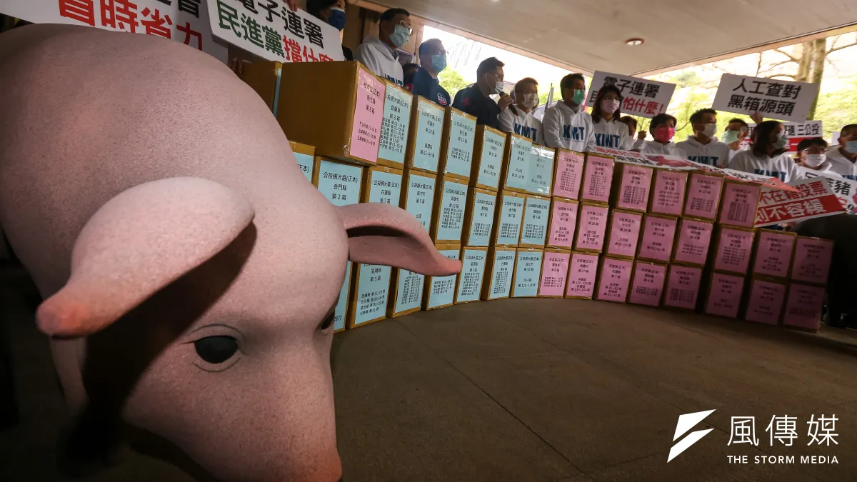 國民黨將反萊豬、公投綁大選兩項公投案連署書送件至中選會。(顏麟宇攝)