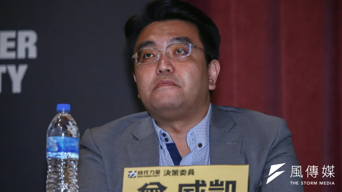 針對大選期間公開挺非同黨候選人,引發黨內批評聲浪,時代力量決策委員曾威凱12日於黨員大會上,受訪時僅表示尊重黨員想法。(蔡親傑攝)