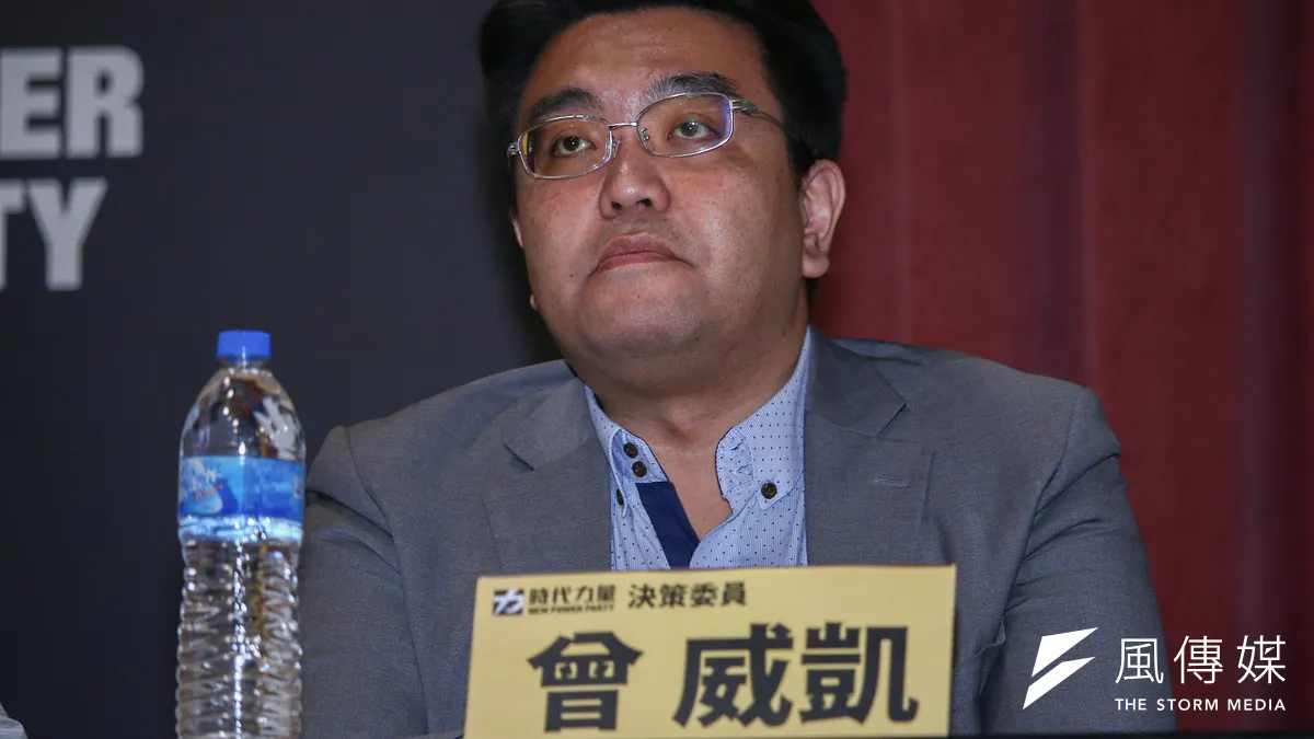 針對大選期間公開挺非同黨候選人,引發黨內批評聲浪,時代力量決策委員曾威凱12日於黨員大會上,受訪時僅表示尊重黨員想法。(蔡親傑攝) 針對大選期間公開挺非同黨候選人,引發黨內批評聲浪,時代力量決策委員曾威凱12日於黨員大會上,受訪時僅表示尊重黨員想法。(蔡親傑攝)