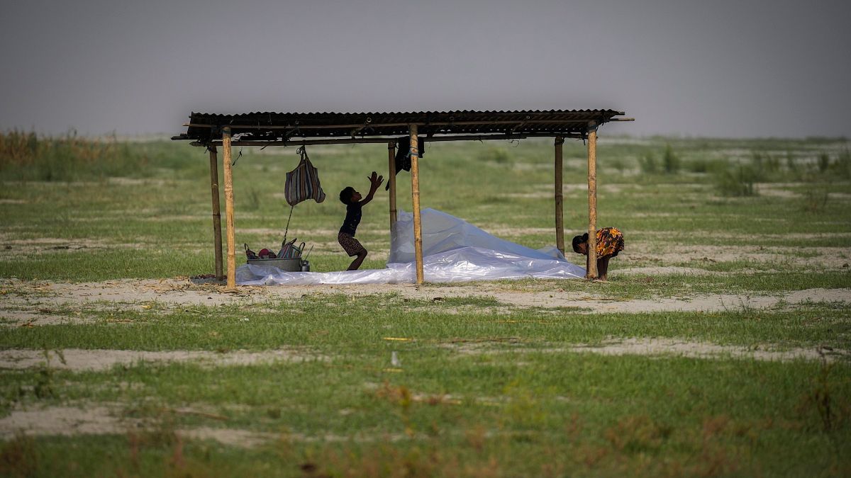 2024年4月25日,印度阿薩姆邦的布拉馬普特拉河(Brahmaputra River,上游即中國的雅魯藏布江)畔的浮島村落Sandahkhaiti,孩子在涼棚內玩耍。(美聯社) 2024年4月25日,印度阿薩姆邦的布拉馬普特拉河(Brahmaputra River,上游即中國的雅魯藏布江)畔的浮島村落Sandahkhaiti,孩子在涼棚內玩耍。(美聯社)