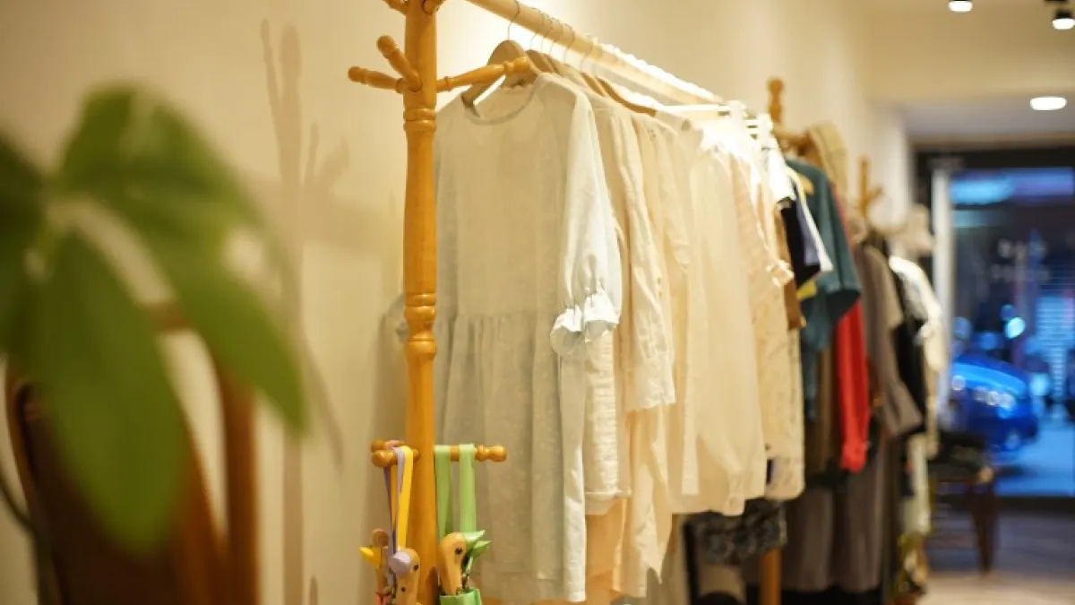 不希望衣服淪為快速消費趨勢下的廉價產物,左一開店給它們新生命。(圖/作者提供)