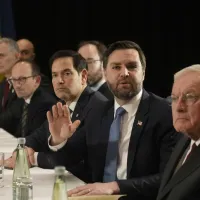 2025年2月14日。美國副總統范斯(JD Vance,右二)和美國國務卿魯比歐(Marco Rubio,中)出席在德國慕尼黑舉行的慕尼黑安全會議。(AP) 2025年2月14日。美國副總統范斯(JD Vance,右二)和美國國務卿魯比歐(Marco Rubio,中)出席在德國慕尼黑舉行的慕尼黑安全會議。(AP)