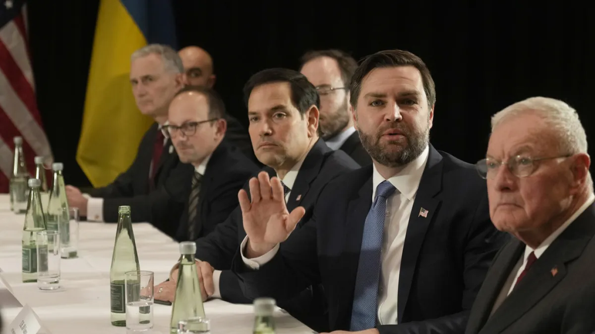 2025年2月14日。美國副總統范斯(JD Vance,右二)和美國國務卿魯比歐(Marco Rubio,中)出席在德國慕尼黑舉行的慕尼黑安全會議。(AP)