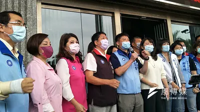 高雄市議會舉行第3次臨時會,為避免社區群聚感染風險,議會經表決不召開臨時會,23日召開程序委員會決定第3次定期大會日期。高市議會藍綠議員隨後為此分別開記者會互批不是。 (圖/徐炳文攝)