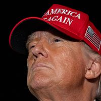 トランプ氏はSNS『Truth Social』を通じて各国指導者に信書を送付し、新しい税率を明確に伝えた。彼は、これらの国がアメリカで工場を設立または生産する選択をすれば、新関税を免れることができると強調した。(AP通信) トランプ氏はSNS『Truth Social』を通じて各国指導者に信書を送付し、新しい税率を明確に伝えた。彼は、これらの国がアメリカで工場を設立または生産する選択をすれば、新関税を免れることができると強調した。(AP通信)