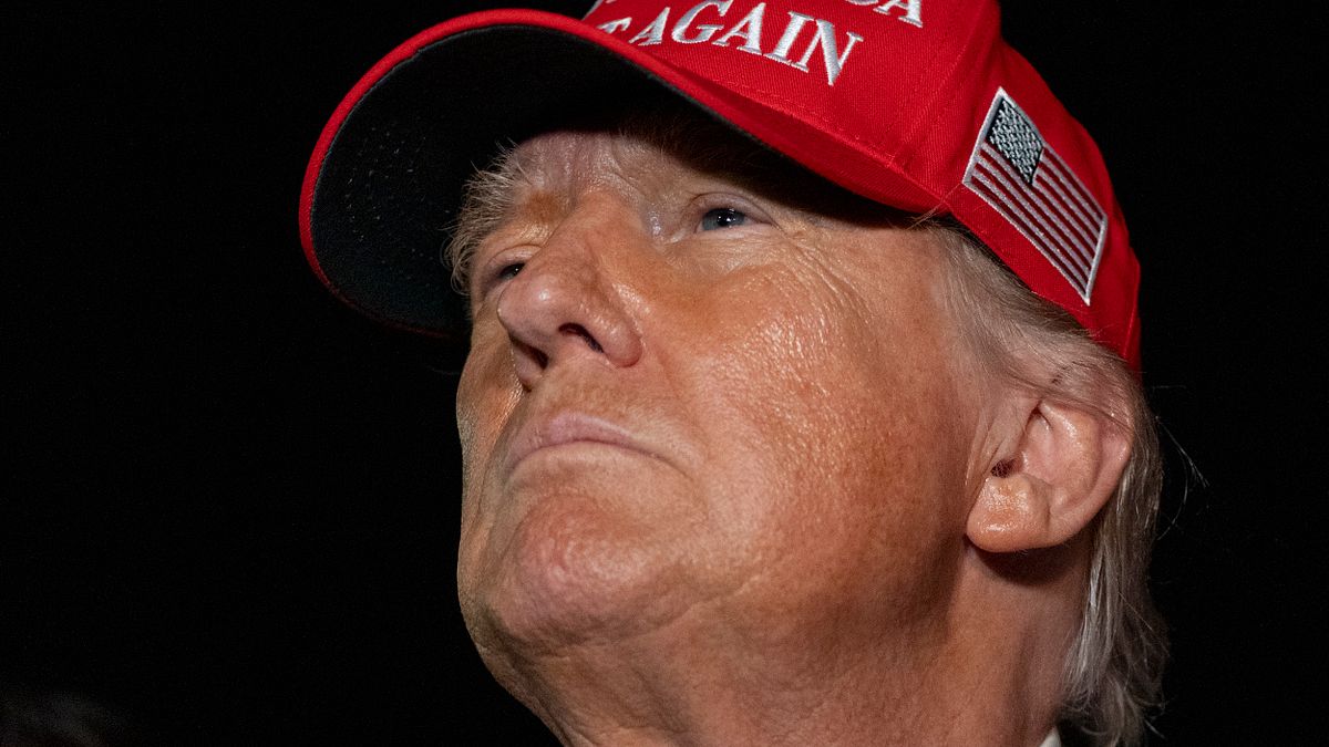 トランプ氏はSNS『Truth Social』を通じて各国指導者に信書を送付し、新しい税率を明確に伝えた。彼は、これらの国がアメリカで工場を設立または生産する選択をすれば、新関税を免れることができると強調した。(AP通信) トランプ氏はSNS『Truth Social』を通じて各国指導者に信書を送付し、新しい税率を明確に伝えた。彼は、これらの国がアメリカで工場を設立または生産する選択をすれば、新関税を免れることができると強調した。(AP通信)