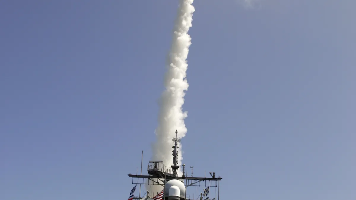 美國海軍神盾艦發射攔截飛彈。(資料照,維基百科)