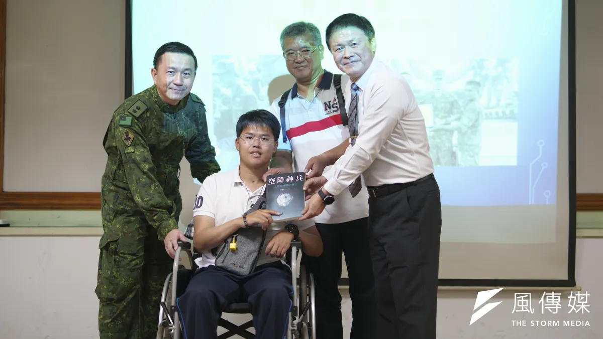 黎明文化董事長黃國明(右)致贈《空降神兵︰航空特戰80載》一書給秦良丰(中),表彰他勇猛頑強的鬥志。(傅啟禎攝)