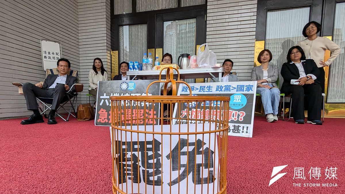 立法院在最後上班日送出選罷法修正案,行政院和民進黨揚言覆議,圖為民進黨立院黨團日於議場門口排隊,並宣傳罷免。(資料照片,顏麟宇攝) 立法院在最後上班日送出選罷法修正案,行政院和民進黨揚言覆議,圖為民進黨立院黨團日於議場門口排隊,並宣傳罷免。(資料照片,顏麟宇攝)