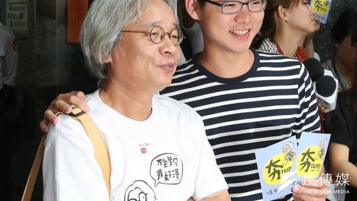 因批評前文建會主委盛治仁而入獄的台北市長參選人馮光遠22日出獄,日前向總統丟書的中山大學學生顏銘緯(右)特別到歡迎會中致意。(資料照片,余志偉攝) 因批評前文建會主委盛治仁而入獄的台北市長參選人馮光遠22日出獄,日前向總統丟書的中山大學學生顏銘緯(右)特別到歡迎會中致意。(資料照片,余志偉攝)
