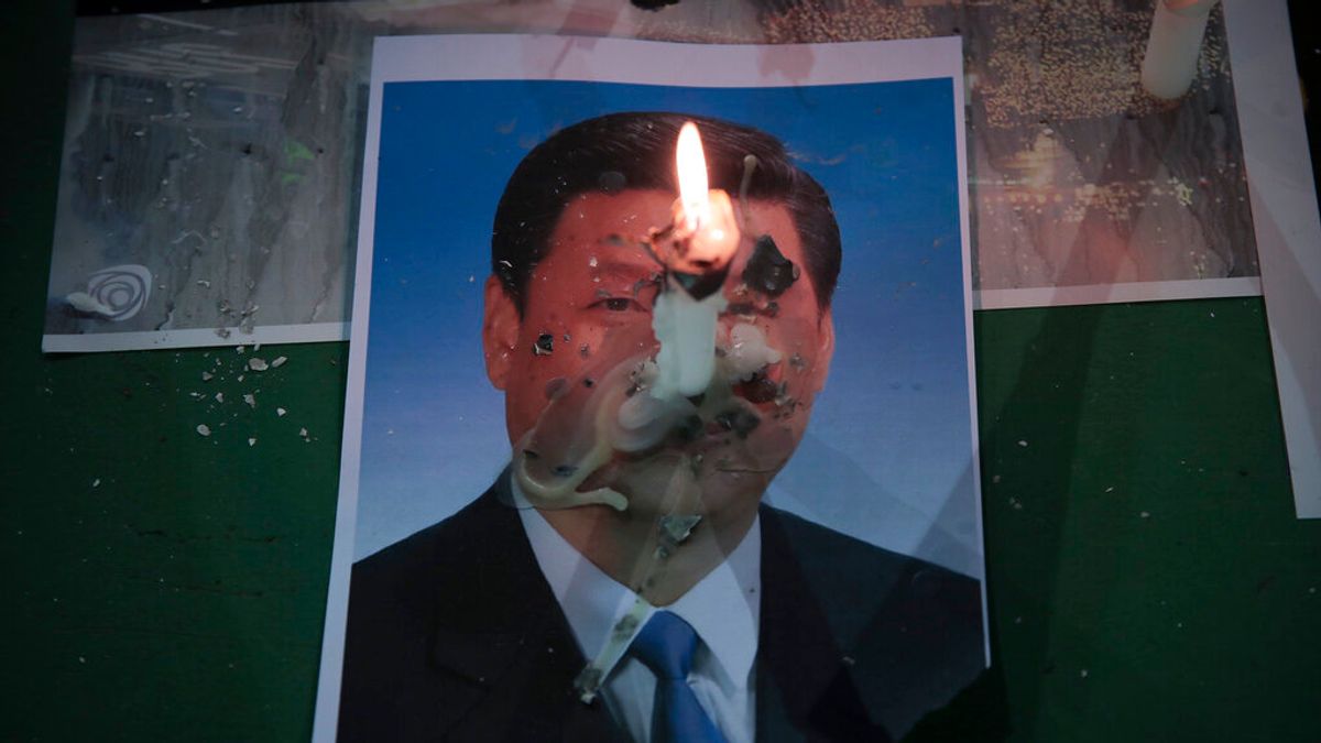 2020年6月4日,香港民眾在銅鑼灣維多利亞公園悼念六四天安門事件31週年,習近平的照片也被棄置在地上洩憤。(美聯社) 2020年6月4日,香港民眾在銅鑼灣維多利亞公園悼念六四天安門事件31週年,習近平的照片也被棄置在地上洩憤。(美聯社)