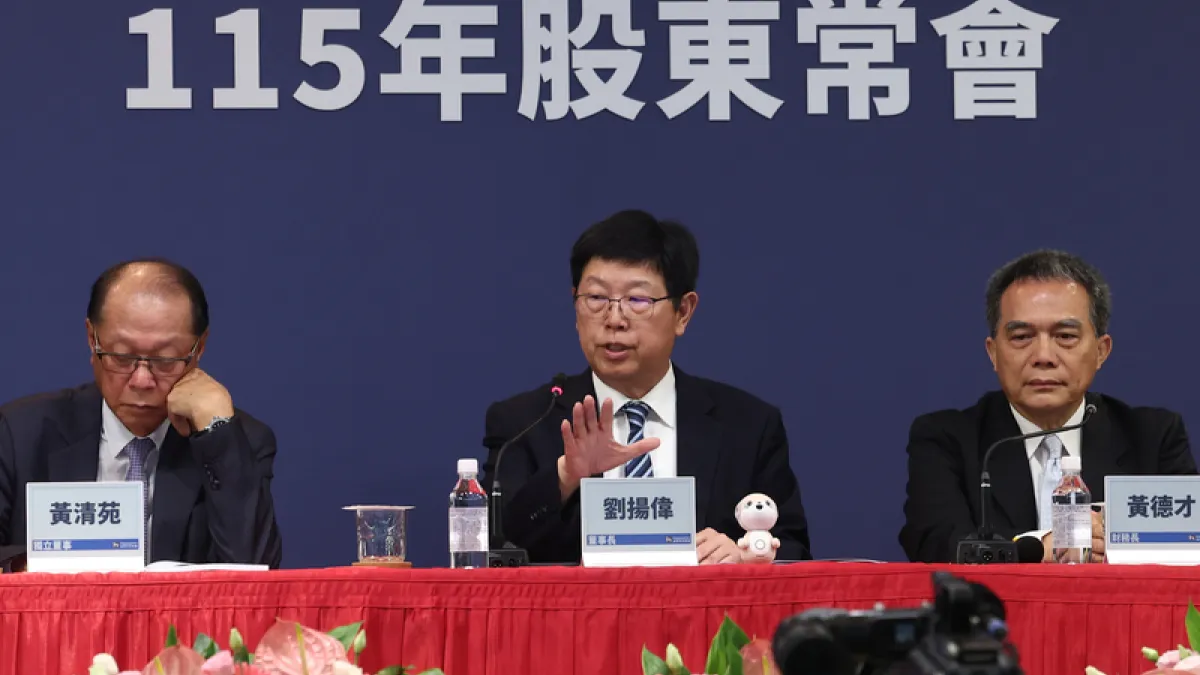 董事長劉揚偉(中)在股東會中談及全球擴張布局。(中央社)