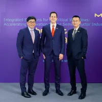 SEMICON Taiwan 2026でメルクは、半導体産業の「統合ソリューションパートナー」への転換を進める戦略を示した。左から、グローバル戦略顧客管理・ビジネスエクセレンス運営担当シニアバイスプレジデント兼台湾メルクグループ会長の李俊隆(リー・ジュンロン)氏、メルクグループ取締役会(経営執行委員会)メンバー兼エレクトロニクス・ビジネスCEOのベンジャミン・ハイン(Benjamin Hein、賀天銘)氏、エレクトロニクス・ビジネス薄膜事業部門責任者兼エグゼクティブ・バイスプレジデントのビン・ハン(Bin SEMICON Taiwan 2026でメルクは、半導体産業の「統合ソリューションパートナー」への転換を進める戦略を示した。左から、グローバル戦略顧客管理・ビジネスエクセレンス運営担当シニアバイスプレジデント兼台湾メルクグループ会長の李俊隆(リー・ジュンロン)氏、メルクグループ取締役会(経営執行委員会)メンバー兼エレクトロニクス・ビジネスCEOのベンジャミン・ハイン(Benjamin Hein、賀天銘)氏、エレクトロニクス・ビジネス薄膜事業部門責任者兼エグゼクティブ・バイスプレジデントのビン・ハン(Bin
