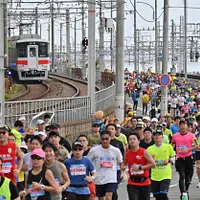 2025神戶馬拉松報名起跑, 成功列入「桃園百名跑者」名單的市民,將可獲得兩大專屬好禮。 (圖/桃園市政府觀旅局提供) 2025神戶馬拉松報名起跑, 成功列入「桃園百名跑者」名單的市民,將可獲得兩大專屬好禮。 (圖/桃園市政府觀旅局提供)