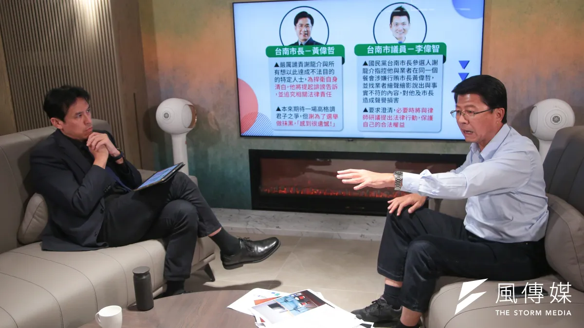 國民黨台南市長參選人謝龍介(右)13日出席黃暐瀚(左)主持「下班瀚你聊」談話節目。(顏麟宇攝)