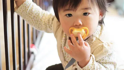 「很多爸媽都想說,這麼小的孩子就是吃飽睡、睡飽吃,但不是啊!他們眼睛看來看去,想探索這個世界耶!」(圖/MIKI Yoshihito@Flickr)