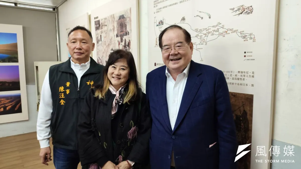 「妙音曼舞—敦煌樂舞文化主題展」今年首度移師新北市三重先嗇宮布展。先嗇宮董事陳汪全(由左至右)、沈春池基金會秘書長石靜文、先嗇宮董事長李乾龍出席。(戴祺修攝)