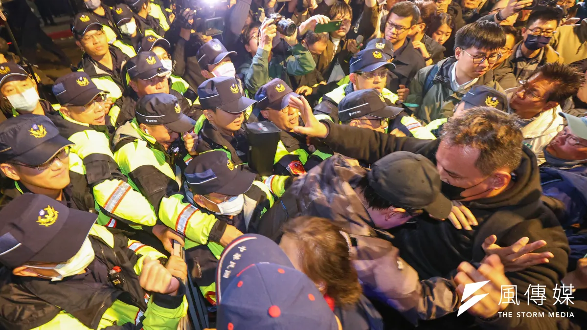 20241226-民眾黨支持者26日晚間陸續抵達北檢外圍,支持者與警方發生推擠。(顏麟宇攝)