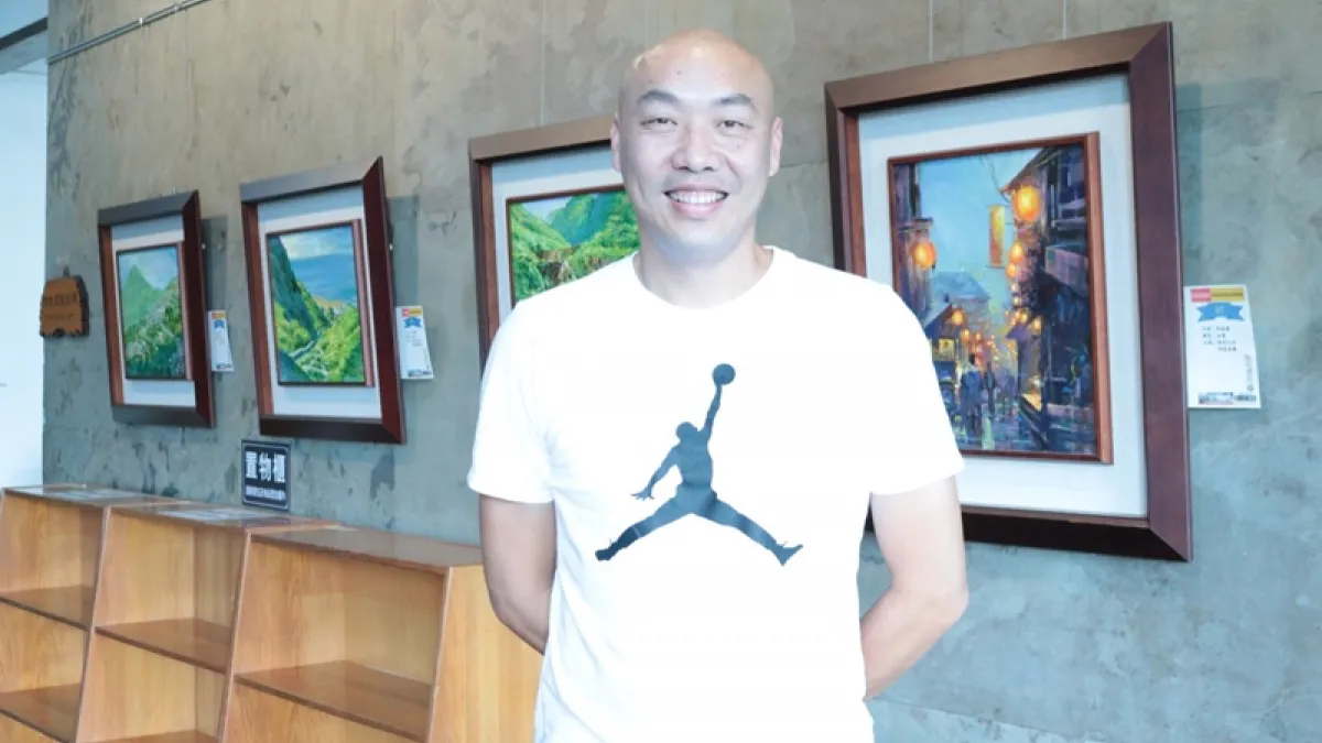 人稱「光頭王」,在排球場上閃亮又吸睛的前國家代表隊舉球員邱得全,在褪下國家隊光環後,致力於排球的教學與推廣。(圖/喀報提供 彭姿敏攝)