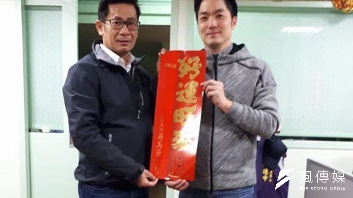 國民黨立委今年推出的Q版「好運旺來」春聯,並以傳統的燙金春聯,一改去年的黑字體。(資料照,取自蔣萬安臉書) 國民黨立委今年推出的Q版「好運旺來」春聯,並以傳統的燙金春聯,一改去年的黑字體。(資料照,取自蔣萬安臉書)