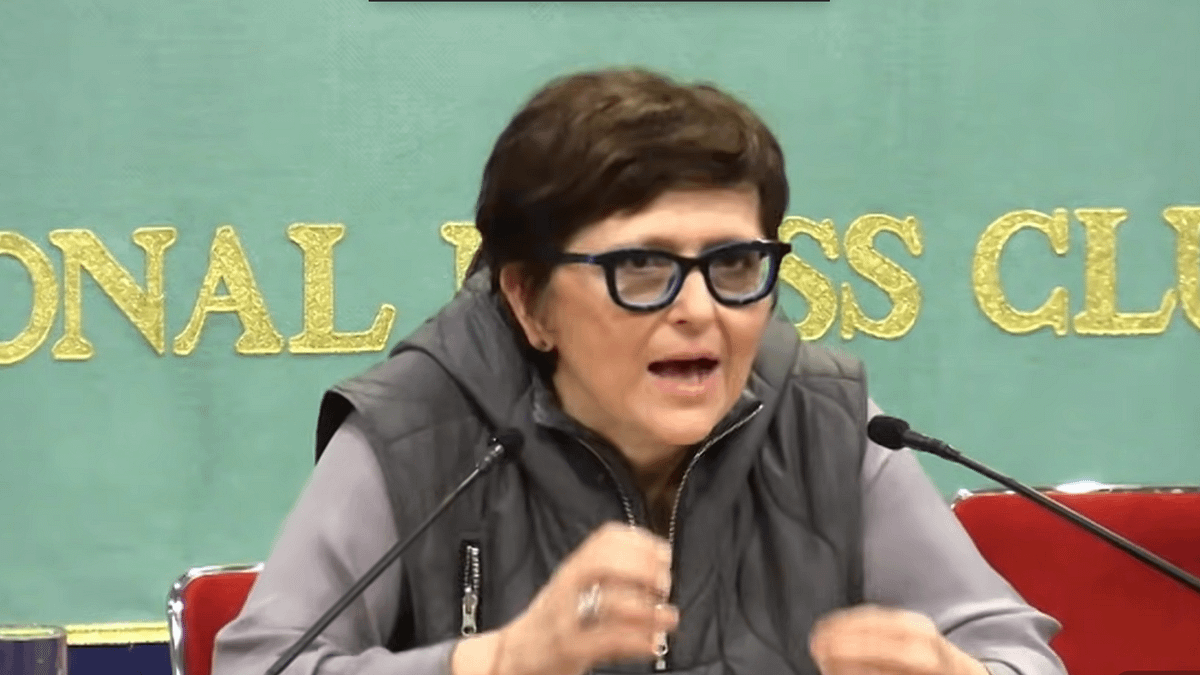 映画監督セピデ・ファルシさんが27日、都内で行われた『手に魂を込め、歩いてみれば』の記者会見に登壇し、作品に込めた思いや制作背景について語った。(写真/日本記者クラブ提供) 映画監督セピデ・ファルシさんが27日、都内で行われた『手に魂を込め、歩いてみれば』の記者会見に登壇し、作品に込めた思いや制作背景について語った。(写真/日本記者クラブ提供)