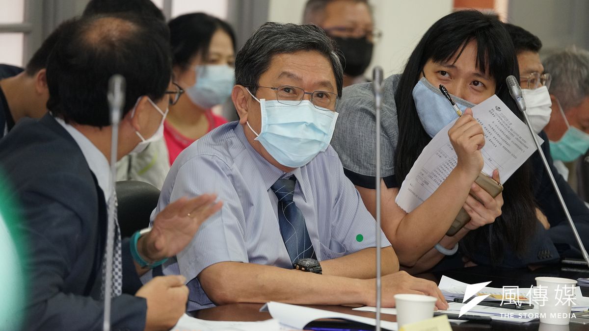 疫情指揮中心專家諮詢小組委員、台灣兒童感染症醫學會理事長李秉穎(見圖)預估,秋冬可能有第2波新冠肺炎疫情發生,但「有信心能夠守住」。(資料照,盧逸峰攝) 疫情指揮中心專家諮詢小組委員、台灣兒童感染症醫學會理事長李秉穎(見圖)預估,秋冬可能有第2波新冠肺炎疫情發生,但「有信心能夠守住」。(資料照,盧逸峰攝)