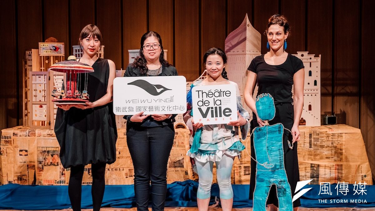 《庫索莫與他的長冠八哥》音樂設計&演奏王雅平(左一),衛武營行政副總監林佳慧(左二),編劇&導演&主演楊宜霖(右二),舞台設計&道具設計&物件演出瑪麗‧米雍(右一)。(圖/徐炳文攝) 《庫索莫與他的長冠八哥》音樂設計&演奏王雅平(左一),衛武營行政副總監林佳慧(左二),編劇&導演&主演楊宜霖(右二),舞台設計&道具設計&物件演出瑪麗‧米雍(右一)。(圖/徐炳文攝)