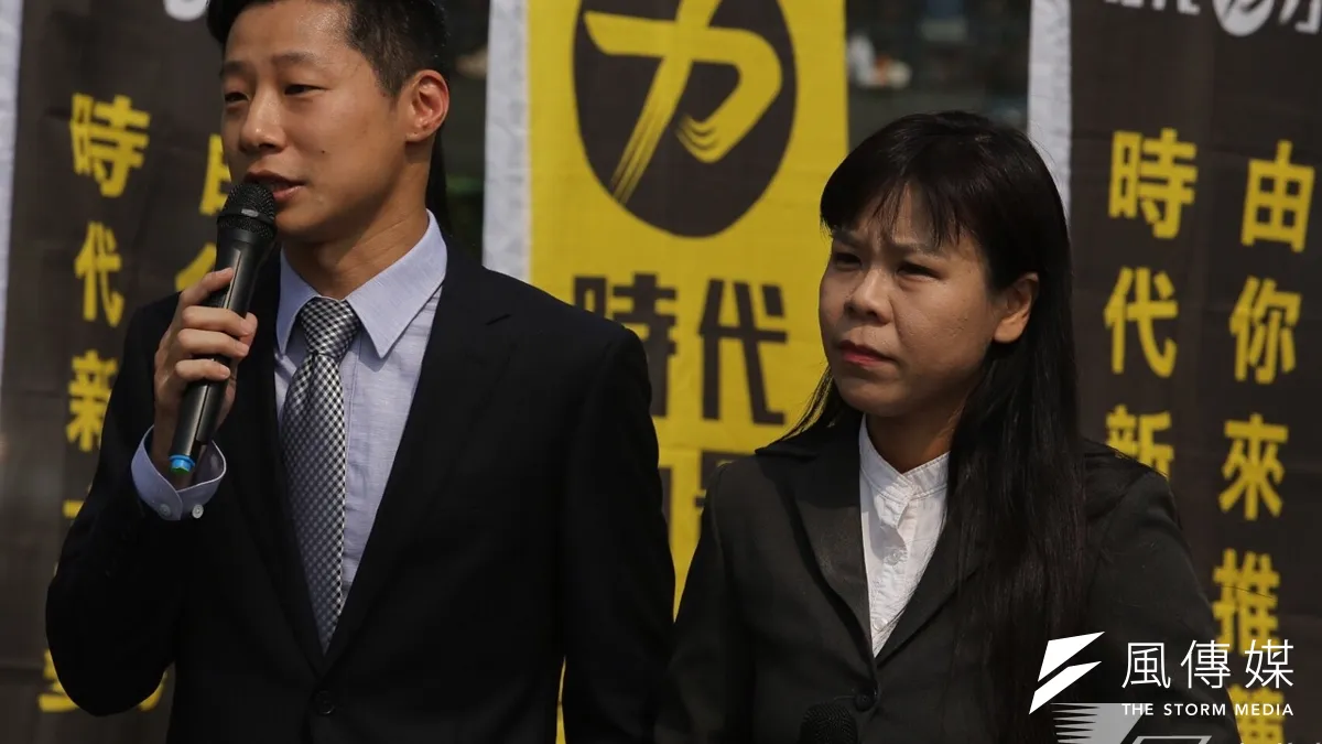 時代力量今(19)日再度公布2位立委參選者,先前退出大安選區的閃靈主唱林昶佐(Freddy)轉戰中正萬華選區,環保律師柯劭臻則挑戰台中市北北區。(林韶安攝)