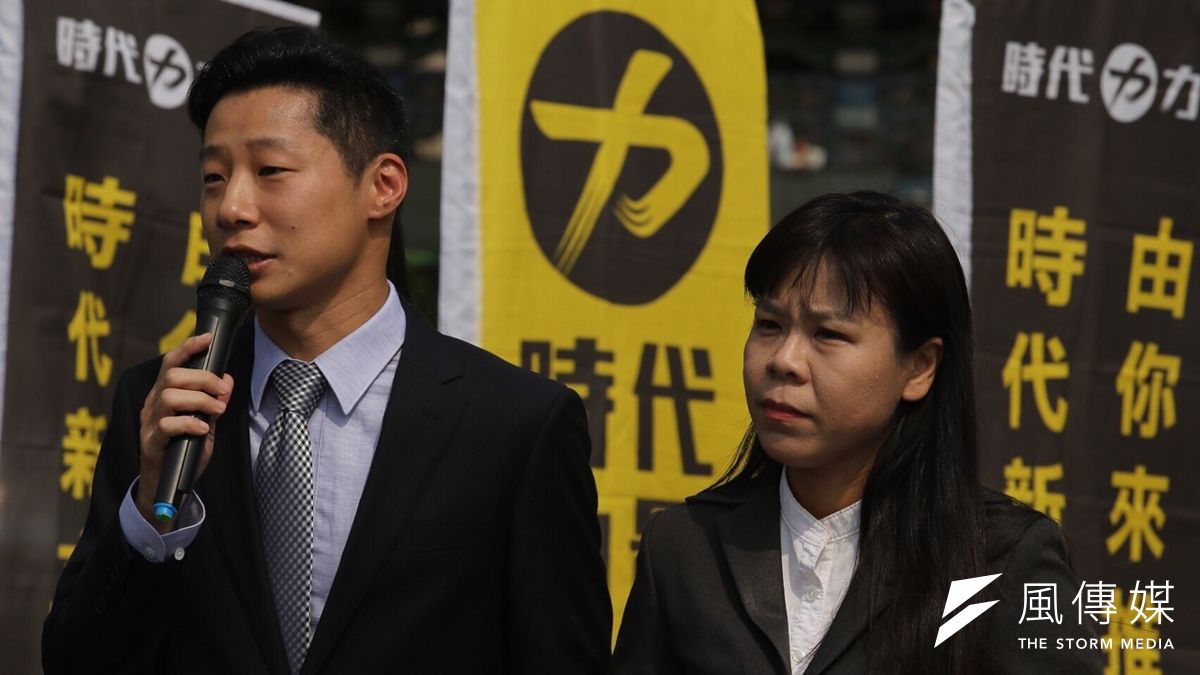 時代力量今(19)日再度公布2位立委參選者,先前退出大安選區的閃靈主唱林昶佐(Freddy)轉戰中正萬華選區,環保律師柯劭臻則挑戰台中市北北區。(林韶安攝) 時代力量今(19)日再度公布2位立委參選者,先前退出大安選區的閃靈主唱林昶佐(Freddy)轉戰中正萬華選區,環保律師柯劭臻則挑戰台中市北北區。(林韶安攝)