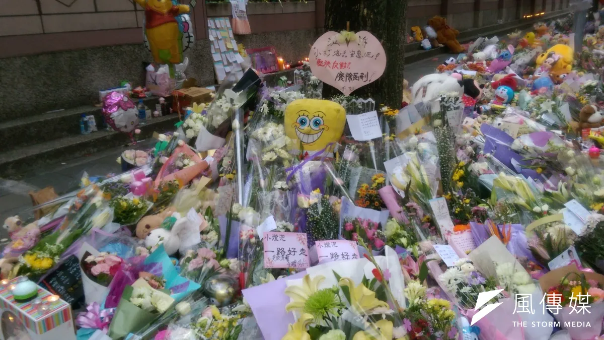 內湖女童命案現場,無數民眾以鮮花、禮物悼念「小燈泡」(風傳媒)